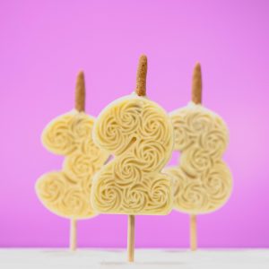 Numbriküünlad valgest šokolaadist