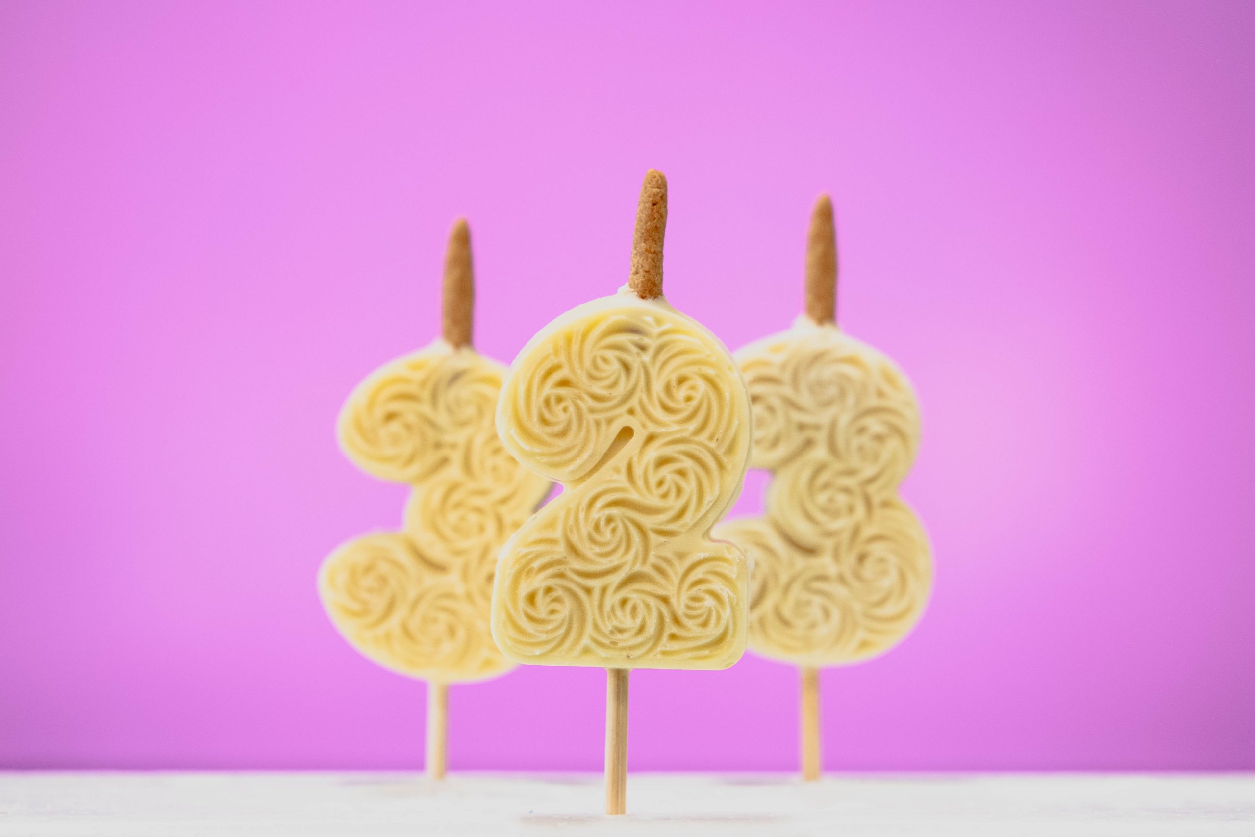 Numbriküünlad valgest šokolaadist