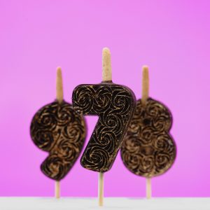 Numbriküünlad tumedast šokolaadist