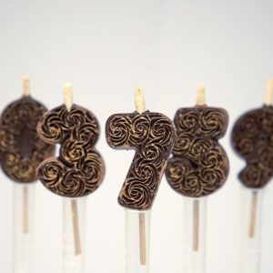 Numbriküünlad tumedast šokolaadist