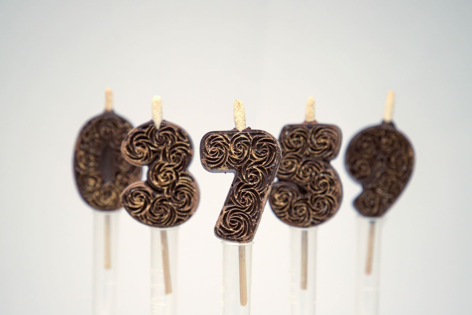 Numbriküünlad tumedast šokolaadist