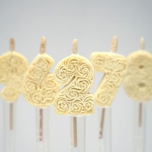 Numbriküünlad valgest šokolaadist